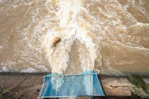 dam laat water vrij om overstromingen na hevige regenval te voorkomen. foto