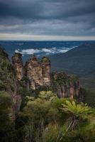 dramatische weergave van drie zusterrotsen het spectaculaire landschap van blauwe bergen, de staat New South Wales in Australië. foto