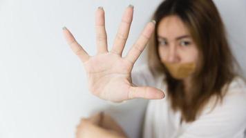 vrouwen tillen de handpalm op, stop geweld en seksueel misbruik tegen vrouwen foto