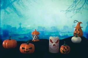 spookachtige begraafplaats met gloed halloween pompoen foto