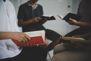 groep mensen leest de bijbel foto