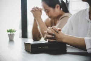 twee vrouwen bidden aanbidding geloven foto