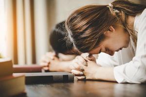 twee vrouwen bidden aanbidding geloven foto