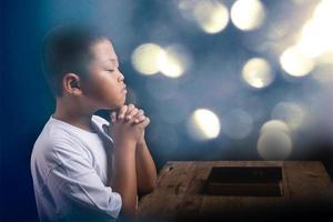 jongen die thuis tot god bidt foto