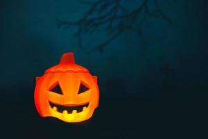 spookachtige begraafplaats met gloed halloween pompoen foto