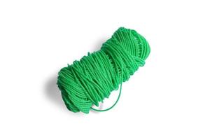 groene nylon touwhaspel op witte achtergrond foto