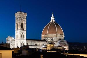 florence duomo en campanile - klokkentoren - architectuur 's nachts verlicht, italië. stedelijke scène in exterieur - niemand. foto