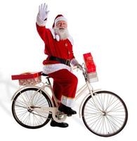 de kerstman op de fiets die kerstcadeaus levert. foto