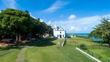 luchtfoto van de kerk van onze lieve vrouw van conceptie in de stad santa cruz cabralia, in het zuiden van bahia. foto