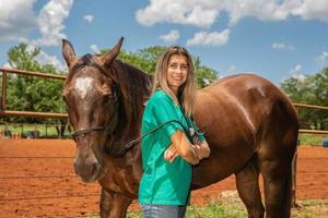 veterinaire vrouw en paard foto