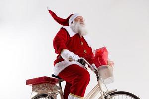 de kerstman op de fiets die kerstcadeaus levert. foto