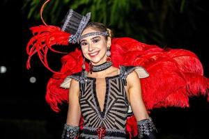 brazilian die sambakostuum draagt. mooie braziliaanse vrouw die kleurrijk kostuum draagt en glimlacht tijdens carnaval straatparade in brazilië. foto