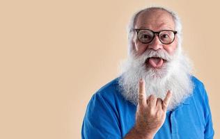 oude man met een lange baard op een pastelkleurige achtergrond. senior met volle witte baard. foto