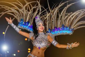 brazilian die sambakostuum draagt. mooie braziliaanse vrouw die kleurrijk kostuum draagt en glimlacht tijdens carnaval straatparade in brazilië. foto