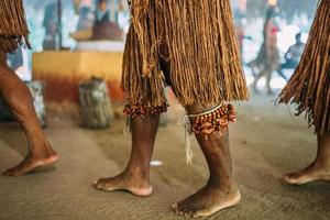 pataxo-indiaan in het zuiden van bahia. traditionele kleding van de pataxo-stam foto