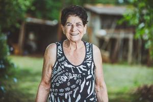 portret van lachende mooie oudere vrouwelijke boer. vrouw op boerderij in zomerdag. activiteit tuinieren. Braziliaanse bejaarde vrouw. foto