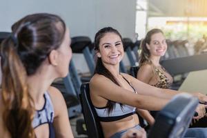 jonge meisjes fietsen in een sportschool foto