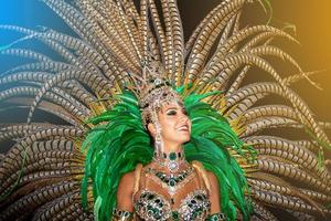 brazilian die sambakostuum draagt. mooie braziliaanse vrouw die kleurrijk kostuum draagt en glimlacht tijdens carnaval straatparade in brazilië. foto