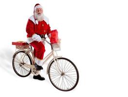 de kerstman op de fiets die kerstcadeaus levert. foto