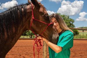 veterinaire vrouw en paard foto