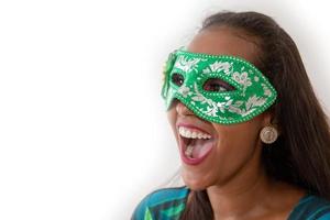 gelukkige jonge vrouw met masker en confetti op carnavalsfeest. braziliaans carnaval foto