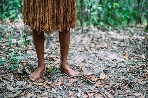 pataxo-indiaan in het zuiden van bahia. traditionele kleding van de pataxo-stam foto