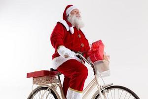 de kerstman op de fiets die kerstcadeaus levert. foto