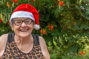 senior vrouw in kerstmuts smilling. foto