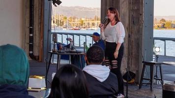 9 juli 2022 9th avenue terminal, brooklyn basin 288 ninth ave. Oakland, ca 94606 usa, comedy edge stand-up aan de waterkant, molly shaw, komiek, producer, auteur en coach foto