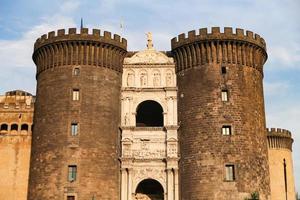 castel nuovo in napels, italië foto