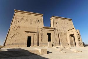 voorkant van de philae-tempel in aswan, egypte foto