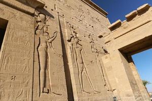 scène in philae tempel, aswan, egypte foto