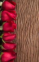 rode roos op houten achtergrond foto