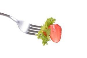 gemengde salade op vork geïsoleerd op witte achtergrond foto