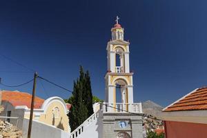 torenspits van een kerk in symi-eiland, griekenland foto