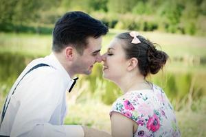 jong koppel verliefd op zoek naar elkaar. zomer park foto