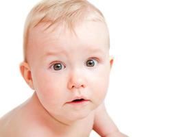 schattige baby met verbaasde gezichtsuitdrukking foto