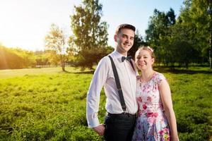 jonge gelukkige paar verliefd portret in zomer park foto