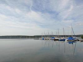 meer met bos en zomerkamperen neigt vakantie achtergrond beeldende kunst hoogwaardige prints producten vijftig megapixels absberg foto