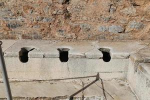 openbare toiletten van de oude stad van ephesus, izmir, turkije foto