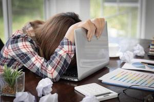 jonge vrouw die stress toont tijdens het werken, niet kan werken. foto