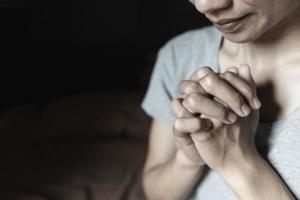 hand van vrouw tijdens het bidden voor christelijke religie, casual vrouw die met haar handen samen bidt om aan een liefhebbende god te denken, we prijzen god. foto