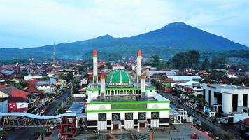 kuningan, barta java, indonesië, 2022 - prachtige luchtfoto, grote moskee in de buurt van bergen foto