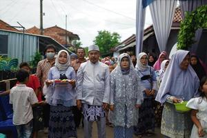 bandung, west java, indonesië, 2021- bruidegom in een welkomstceremonie op een indonesisch traditioneel huwelijk. foto