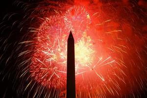 vuurwerk verlicht de lucht achter het Washington Monument op 4 juli 2022. foto