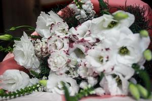 feestelijk wit boeket bloemen op een donkere achtergrond, guirlande, roze kleurboeket foto