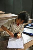 Cambodjaanse jongen in de klas foto