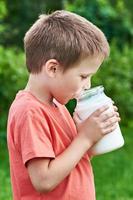 jongen drinkt verse melk
