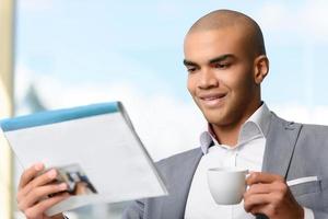 aangename zakenman koffie drinken foto