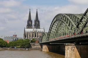 Hohenzollern-brug en de kathedraal van Keulen in Keulen, Duitsland foto